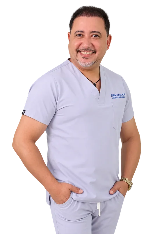 Dr. Wilton Cabrera, urólogo, con uniforme médico
